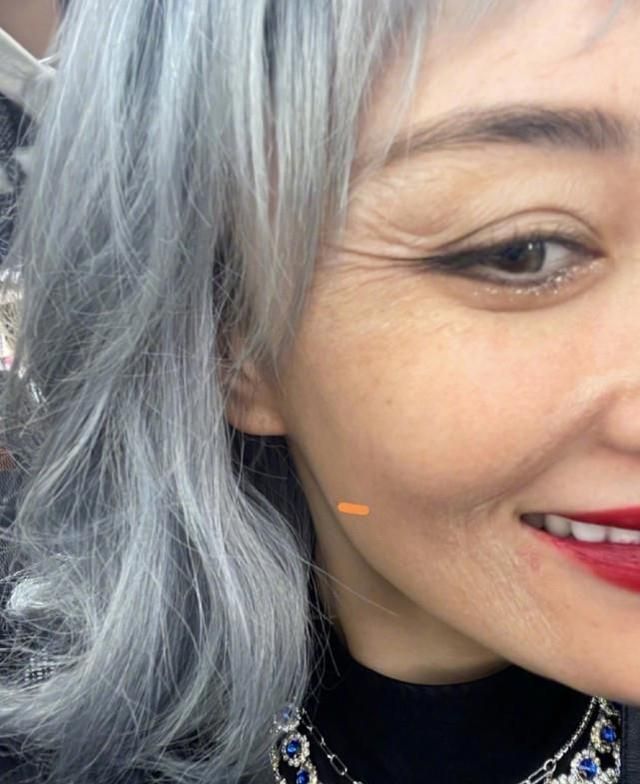 张馨予徐璐等女星老年妆走秀,宋妍霏秀长腿,吴昕神似老年赫本