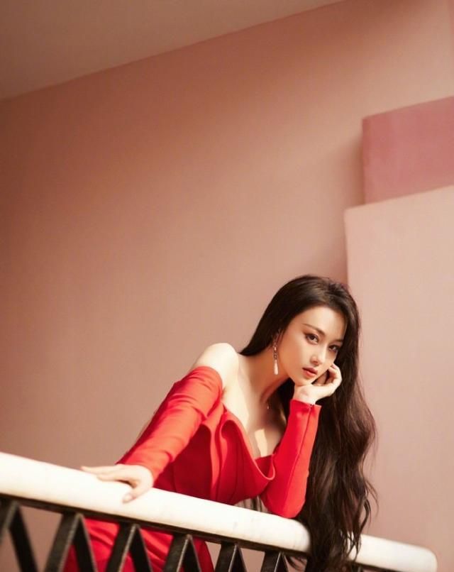 张馨予清场做发型洗头时跷二郎腿刷手机意外暴露手腕纹身