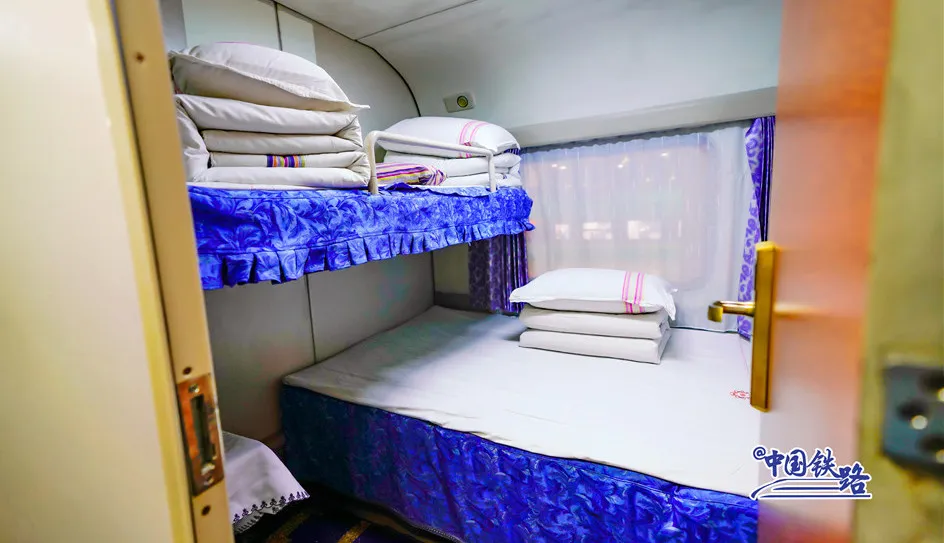 火车牵着激动的心躺在床上看着窗外这趟列车有双人软卧独立包厢将玉龙