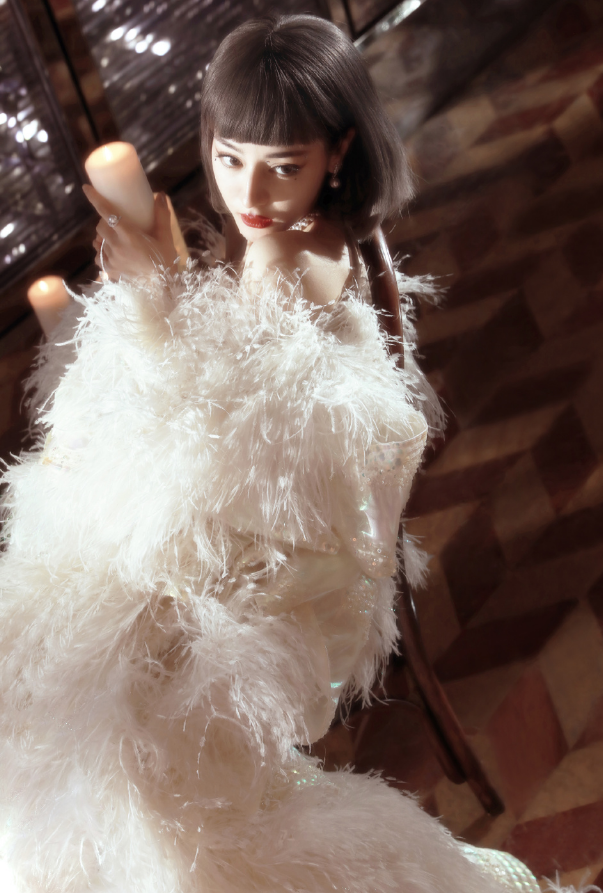 在迪丽热巴的这身"羽毛裙"造型中也是如此的