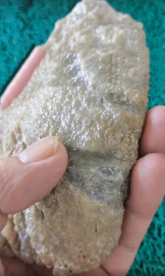 "不倒翁"是水钙铝馏石的俗称,也叫"凉水","凉水,凉水"就像凉掉的水