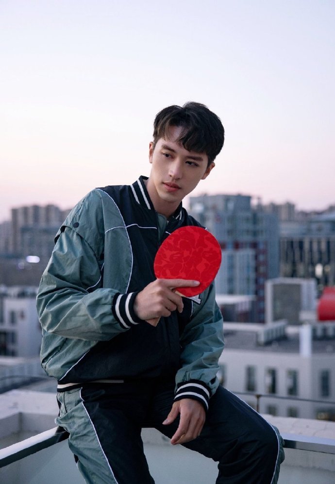 乒乓少年许魏洲一身运动服造型手拿球拍帅气有型活力满满