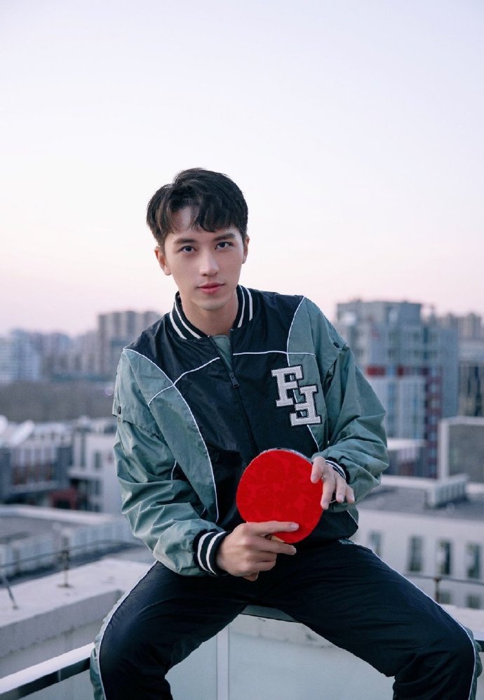 乒乓少年许魏洲一身运动服造型手拿球拍帅气有型活力满满