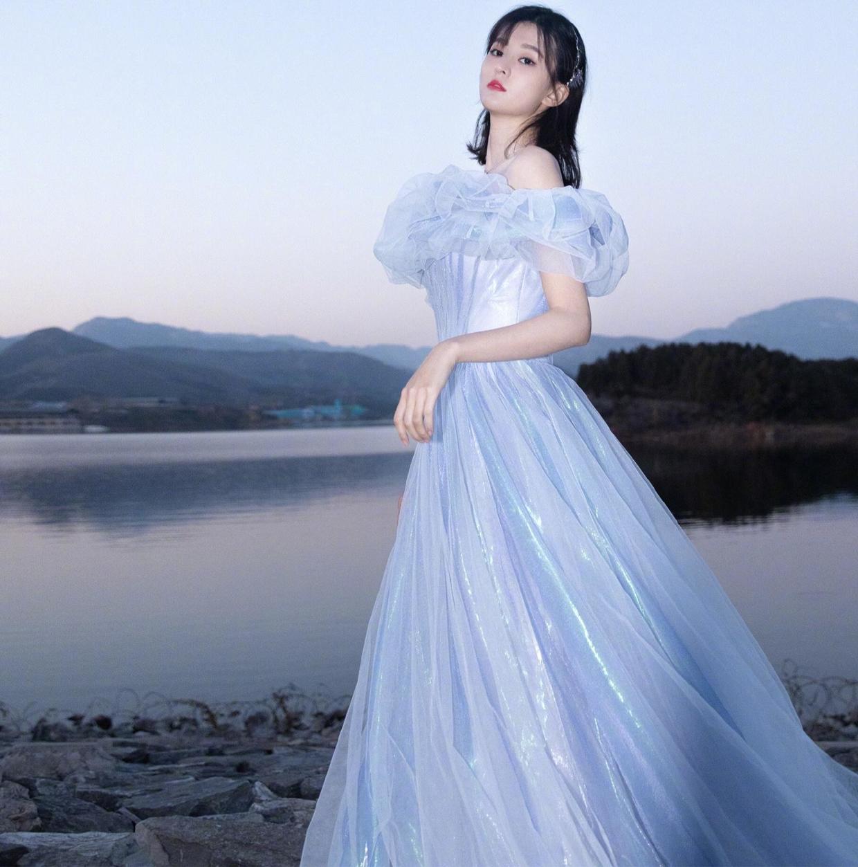 乔欣把柯基臀藏起来秀出了蝴蝶肩穿缎面连衣裙172身材像超模