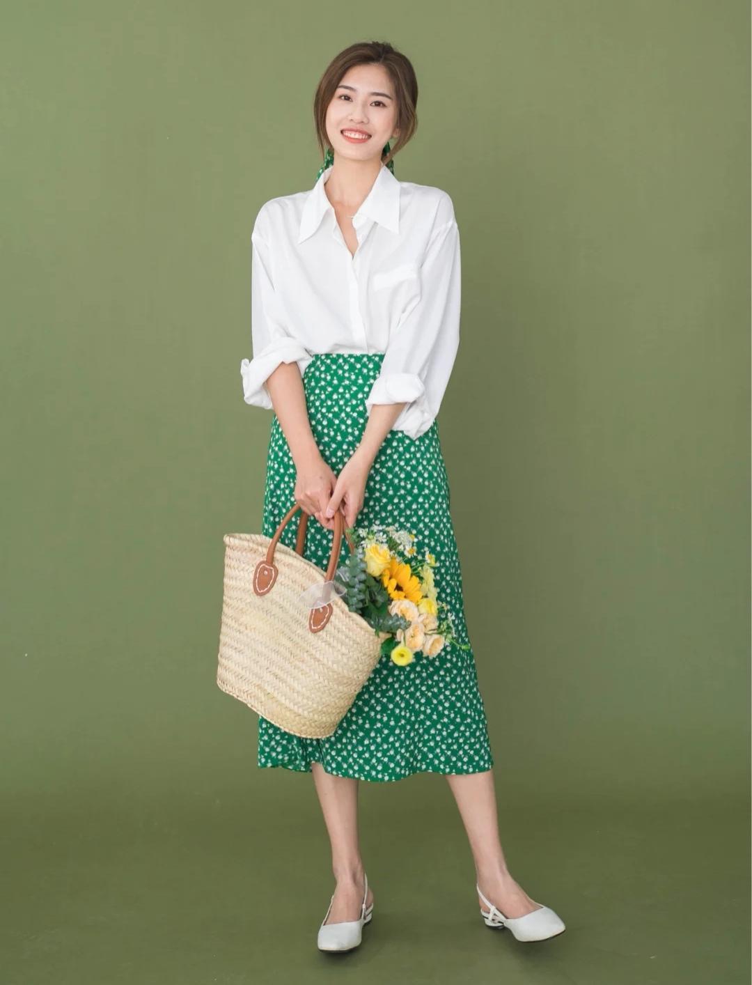 江疏影才是简约穿搭教科书穿粉色衬衫半身裙演绎简约即高级