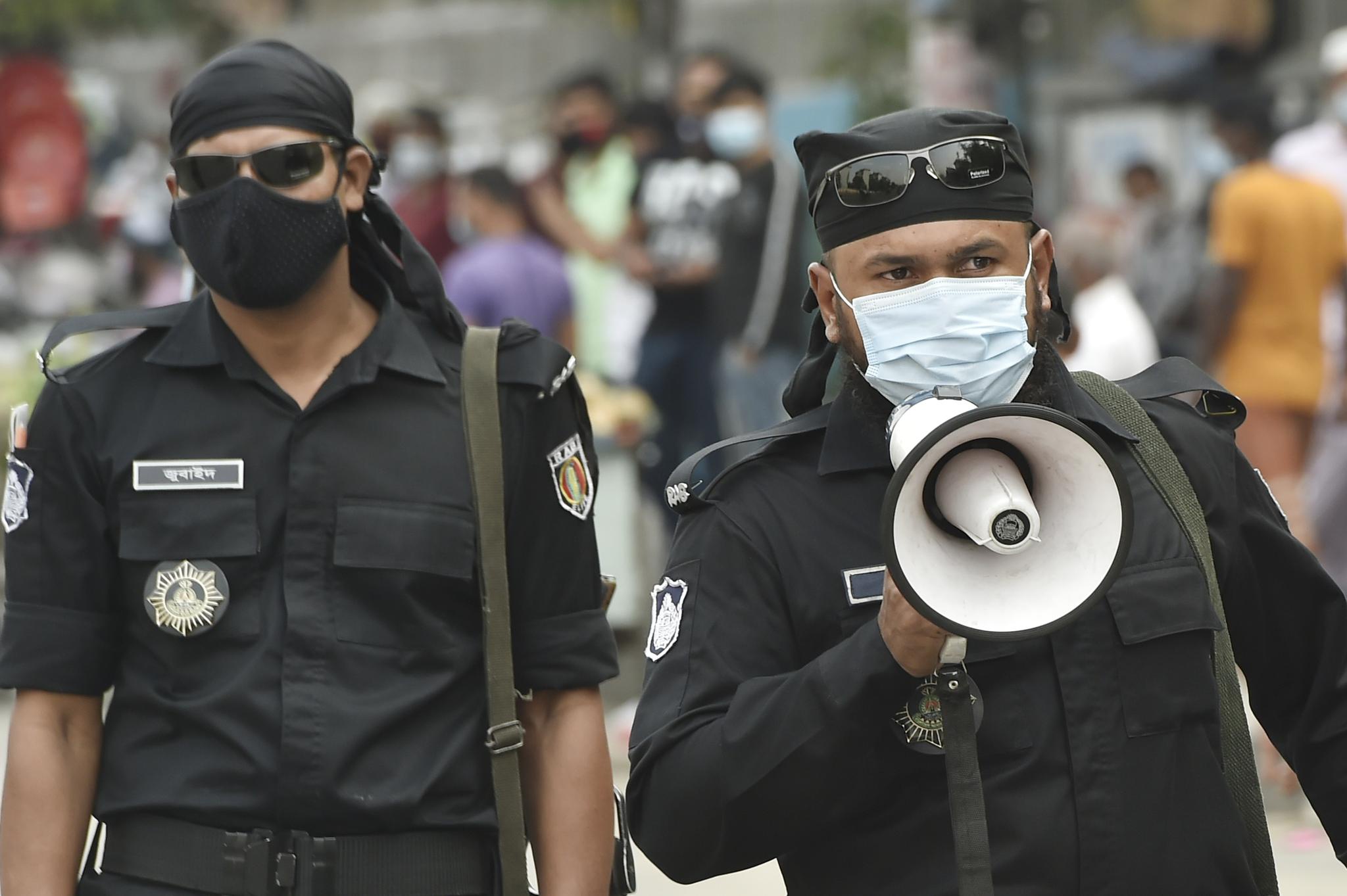 4月18日,警察在孟加拉国达卡街头宣传防疫知识.