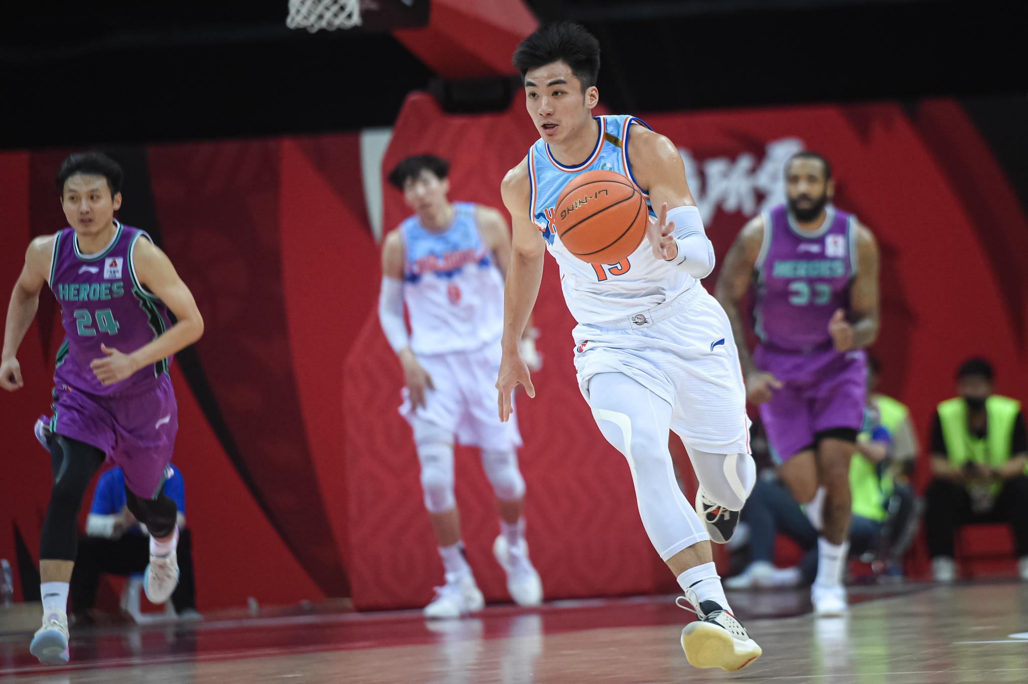 4月18日,新疆伊力特队球员莫泰尤纳斯(左)在比赛中与主裁判宋晓竞交流