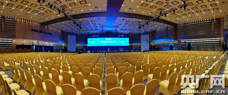 论坛主会场准备就绪(央广记者 王逸群 摄)