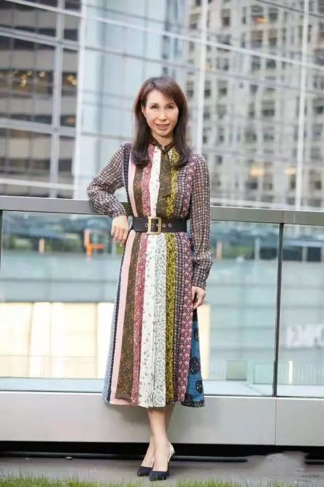 赌王女儿何超凤走红毯穿很普通的老年衣服拍照就像站军姿