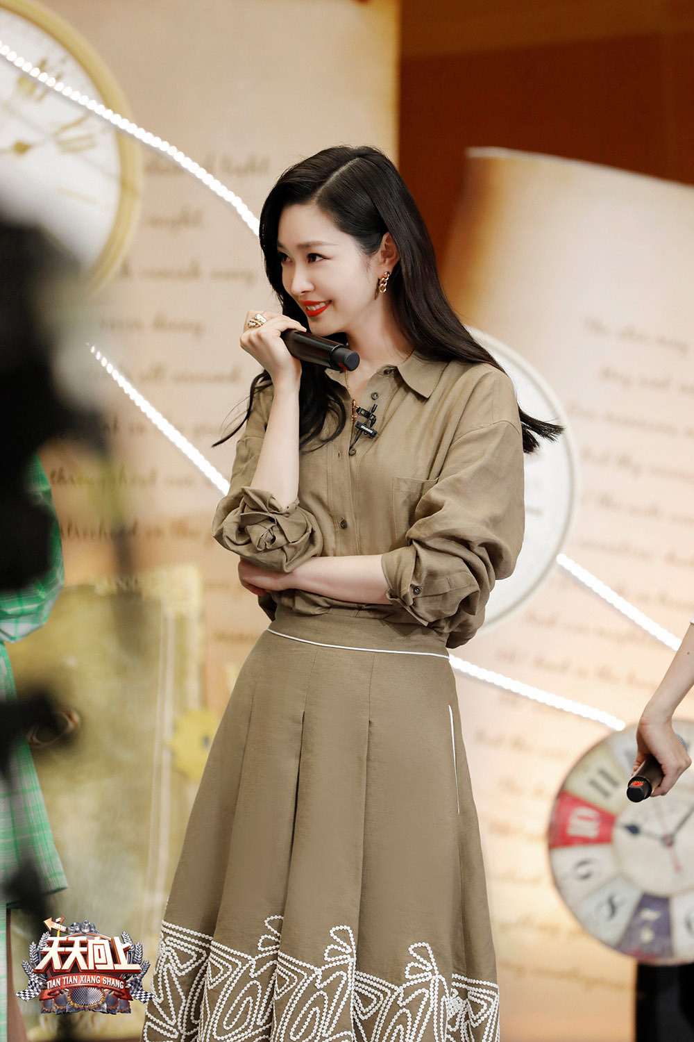 宋轶做客《天天向上》图书馆奇妙夜 演读剧场饰演讲述者