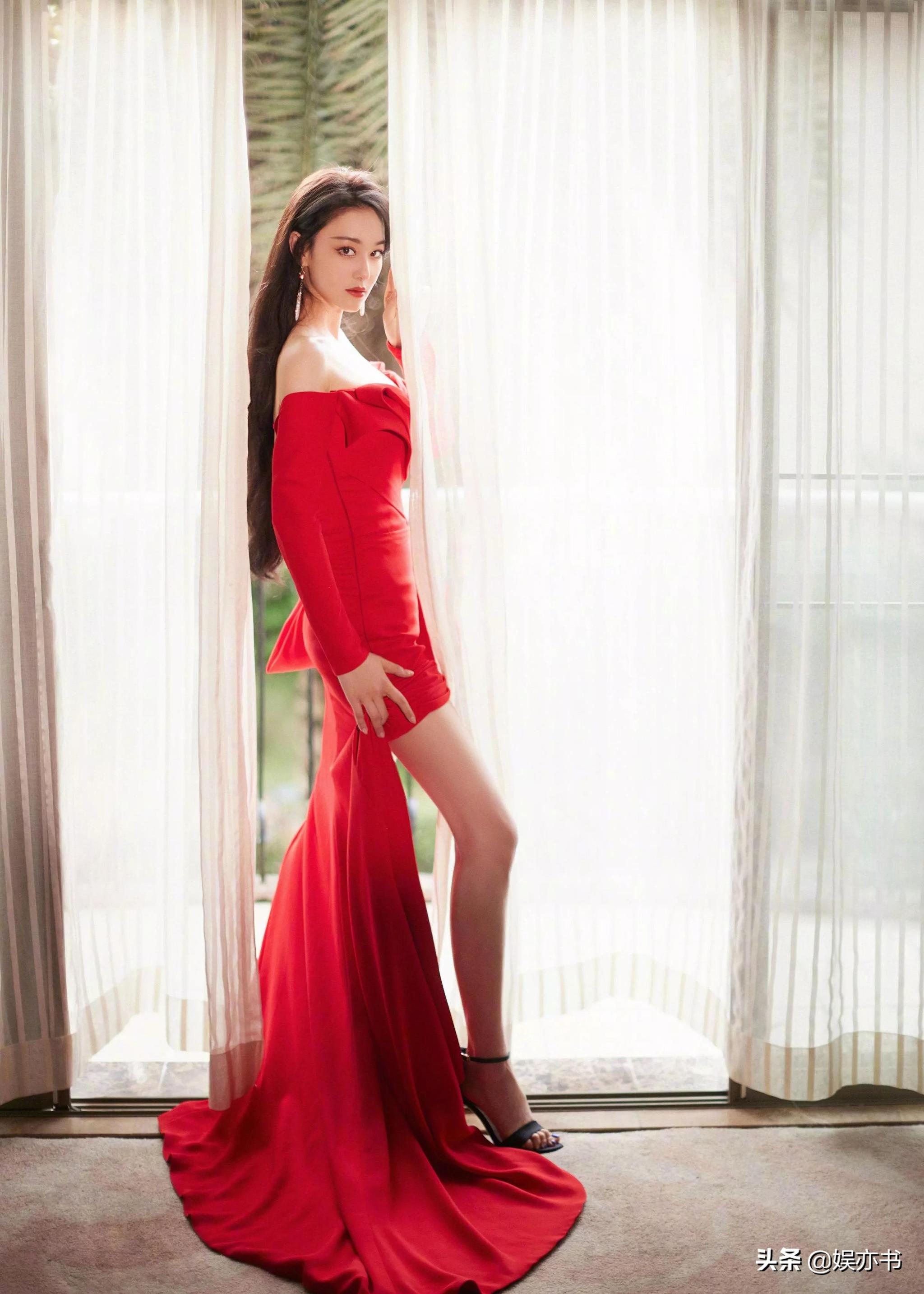 张馨予红色一字肩高开衩礼裙百媚生姿韵味十足