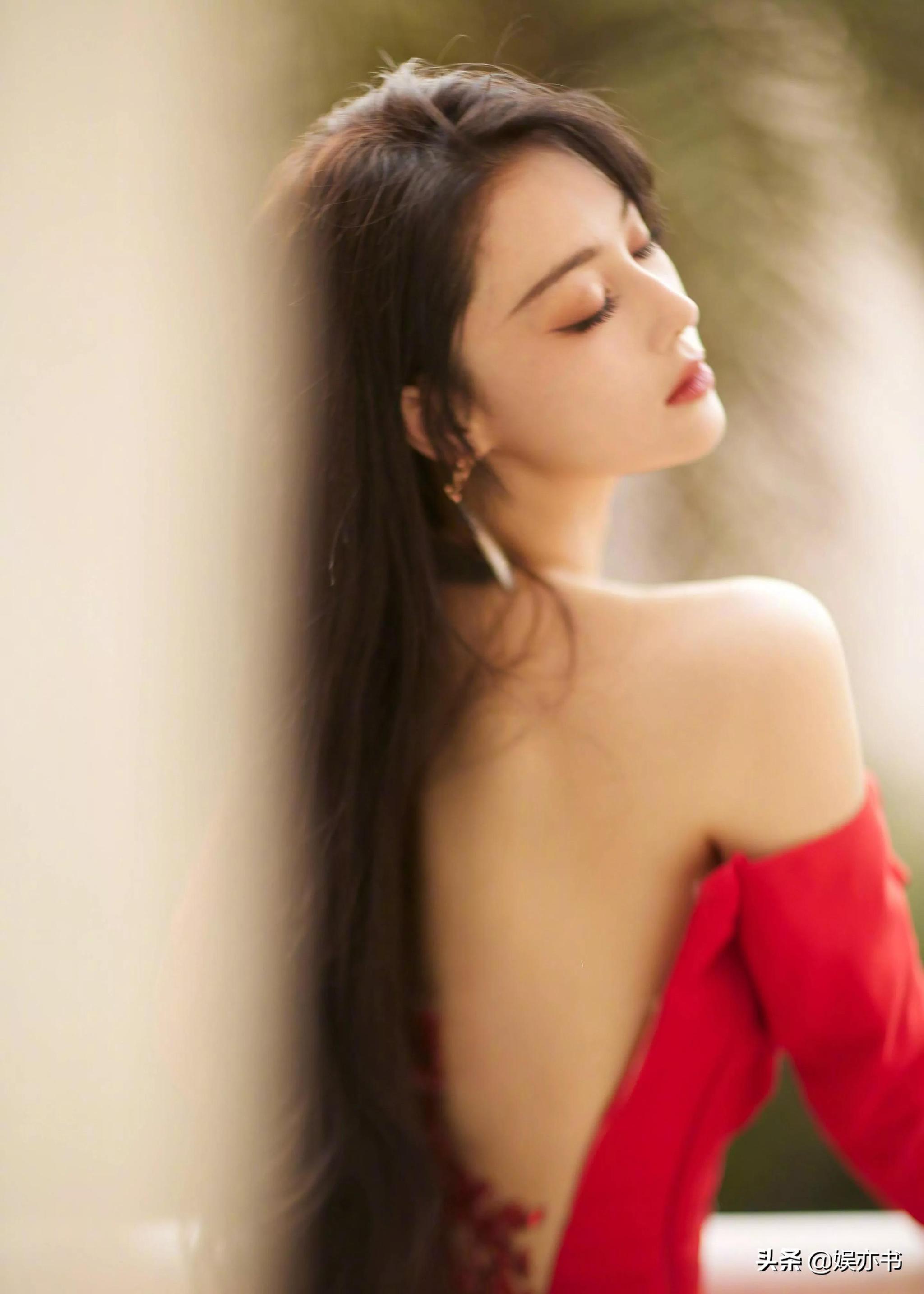 张馨予红色一字肩高开衩礼裙百媚生姿韵味十足