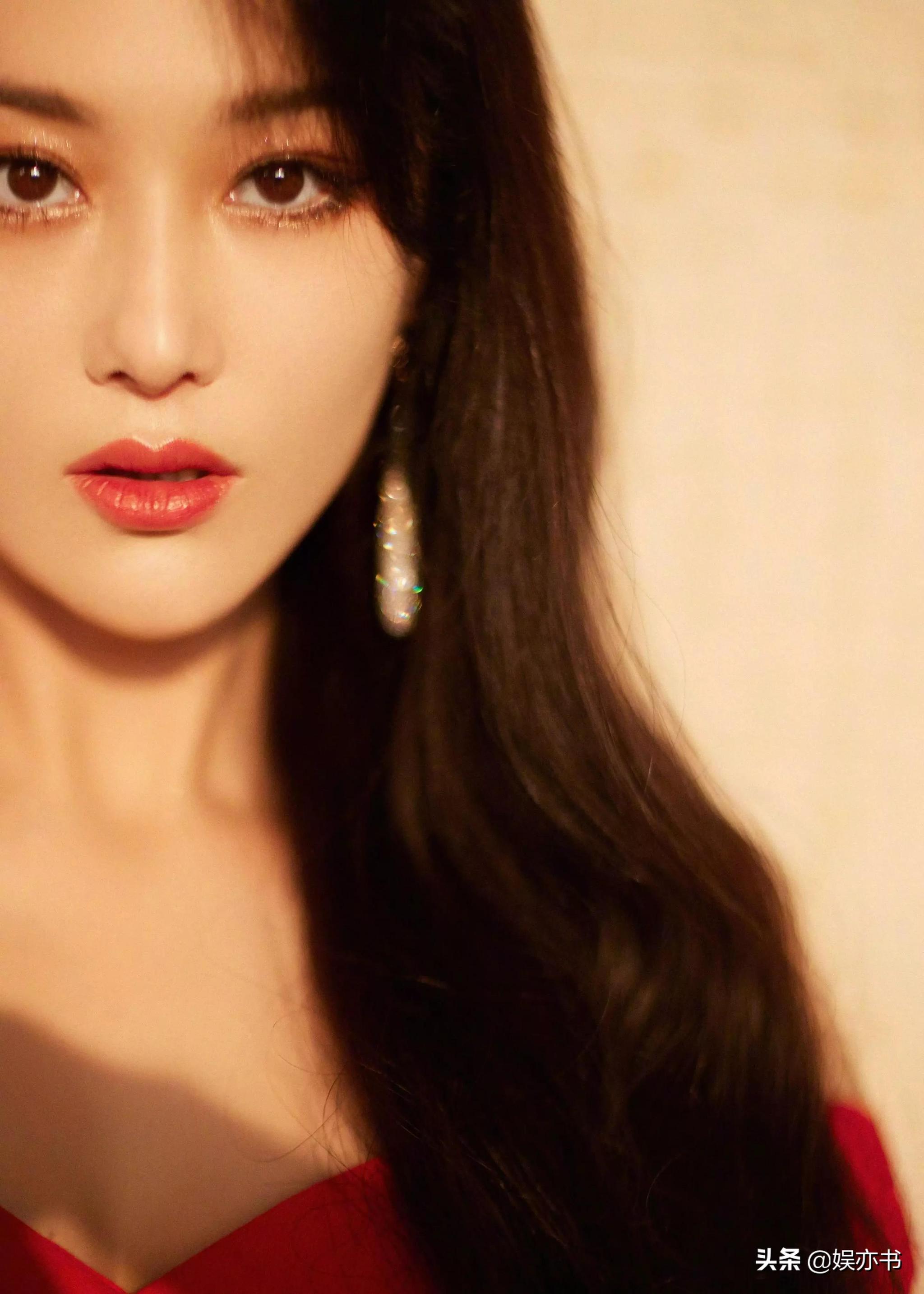 张馨予红色一字肩高开衩礼裙百媚生姿韵味十足