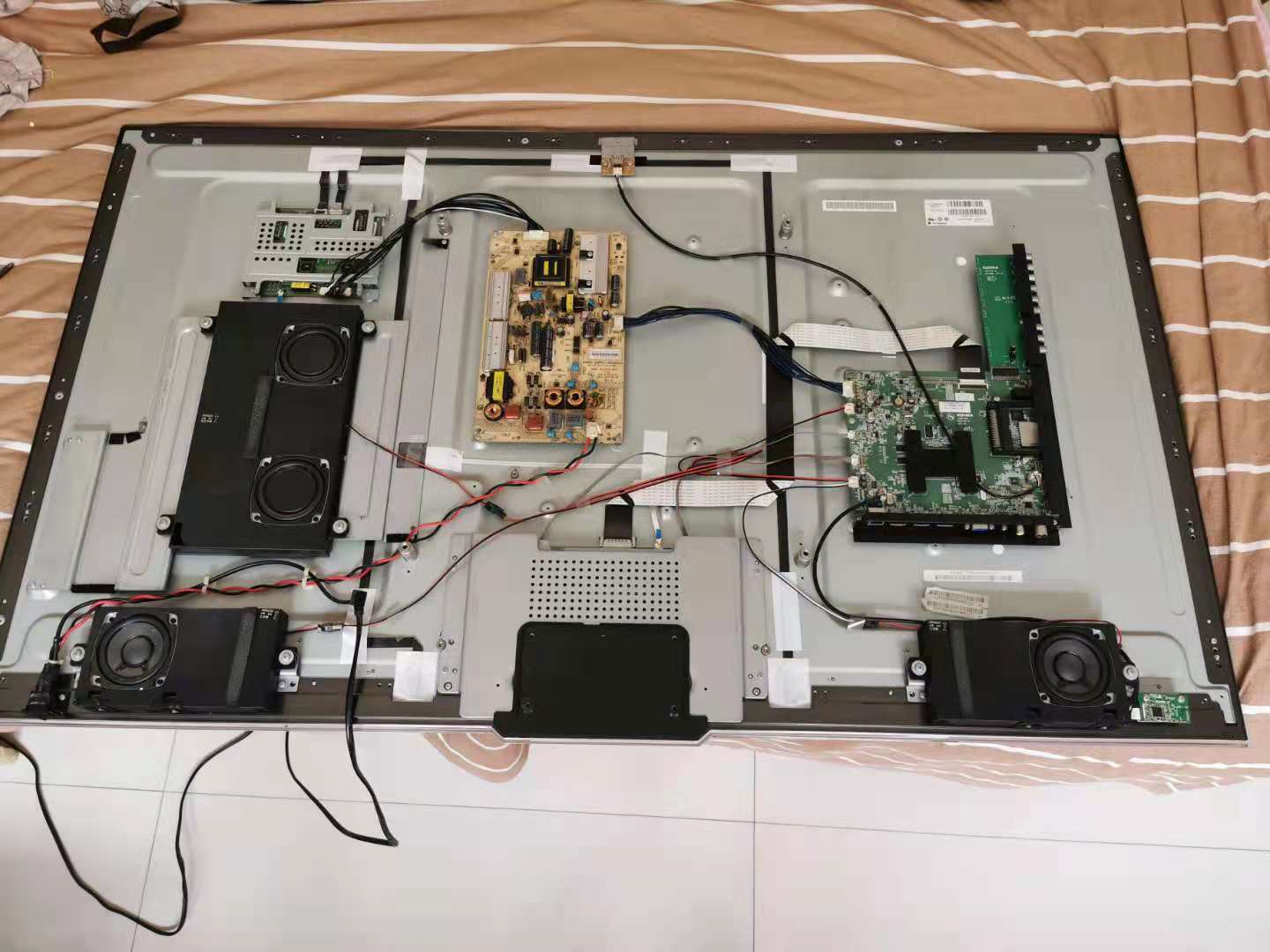 由于电视早就过了保修期,笔者决定自己拆开来试试维修.