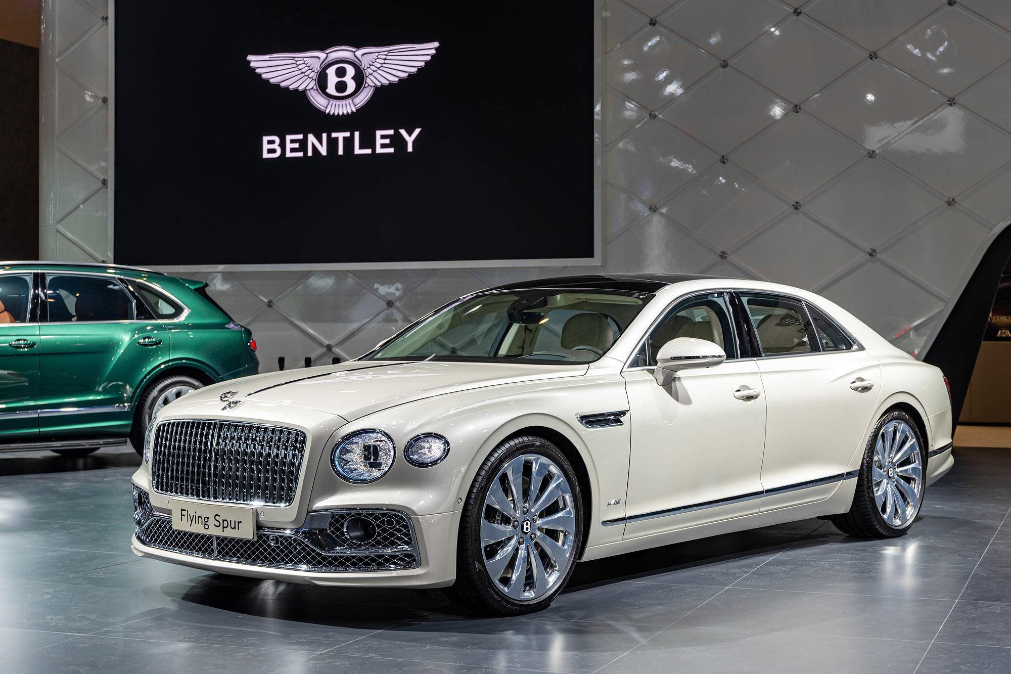 宾利携全系车型亮相上海车展新添越混动版与新款欧陆gt