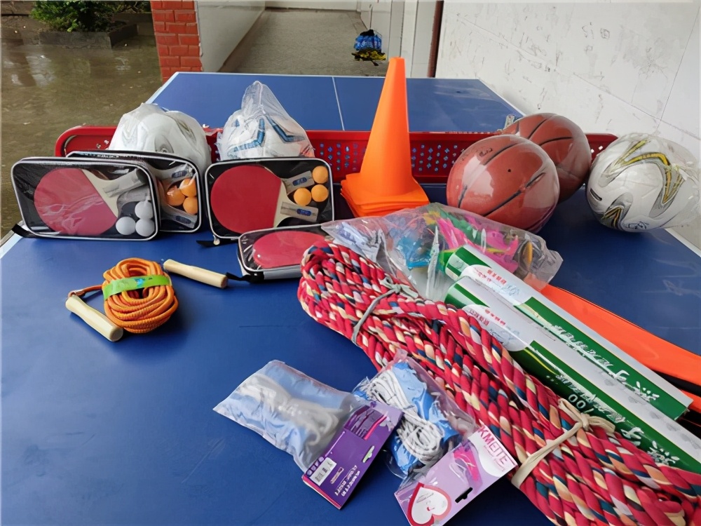 的文体包物资,东山小学的孩子们都冲过来帮忙,搬运物资,拆卸器材包装