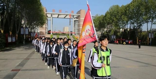 临颍:一高千名师生途径百亩湖,颍河河堤,徒步60里完成远足活动