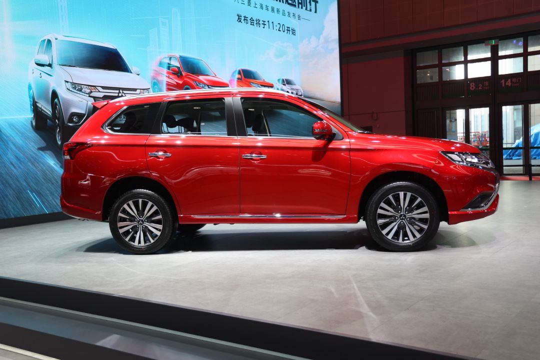 2021上海车展丨搭载全时四驱系统 新款三菱欧蓝德实拍