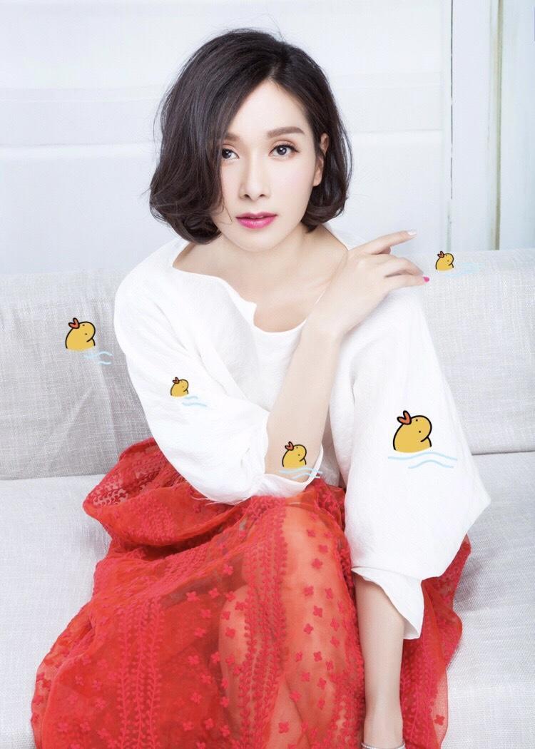 杨恭如穿一袭拼接黑色吊带裙现身锁骨美成焦点很有骨感美