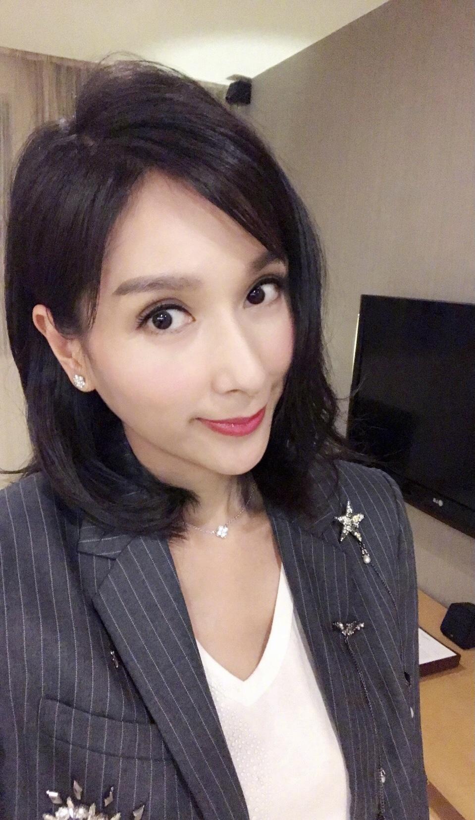 杨恭如穿一袭拼接黑色吊带裙现身锁骨美成焦点很有骨感美