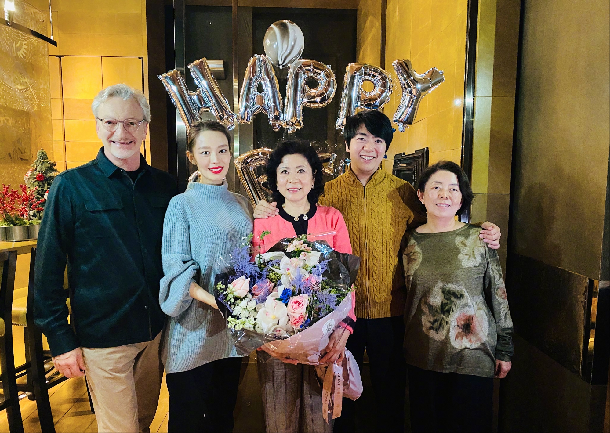 早在之前郎朗妈妈生日时,吉娜的父母就曾一起现身为她庆生,当时怀孕8