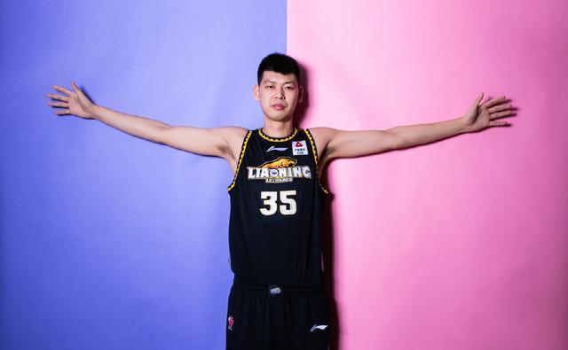 从小被挖掘到了山东男篮青年队,有身高优势,有臂展优势,朱荣振可以说
