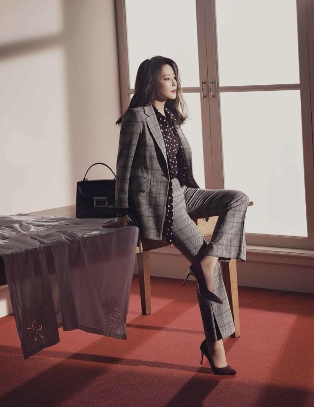 金喜善不愧是韩国第一美女,把黑丝 长筒靴穿出不同魅力,太美了|长筒靴