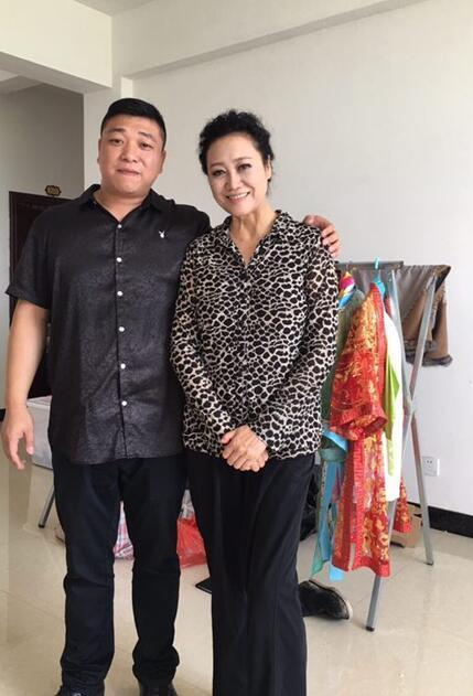 老了就该有老人样王丽云晒收工照脸上状态真实穿着也得体