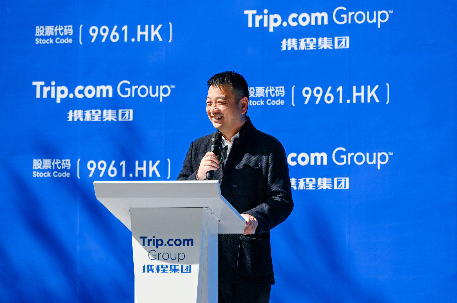 携程港交所上市:市值超1700亿港元 梁建章持股3%