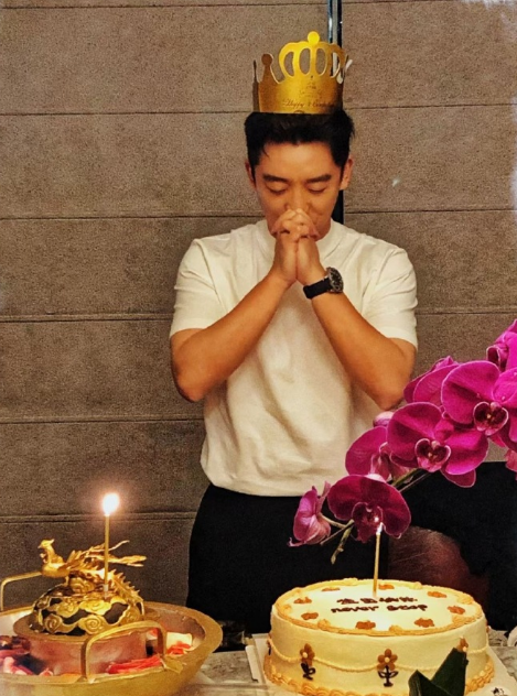 郑恺生日现场高清照曝光,与苗苗女儿花式同框,看向妻女超幸福