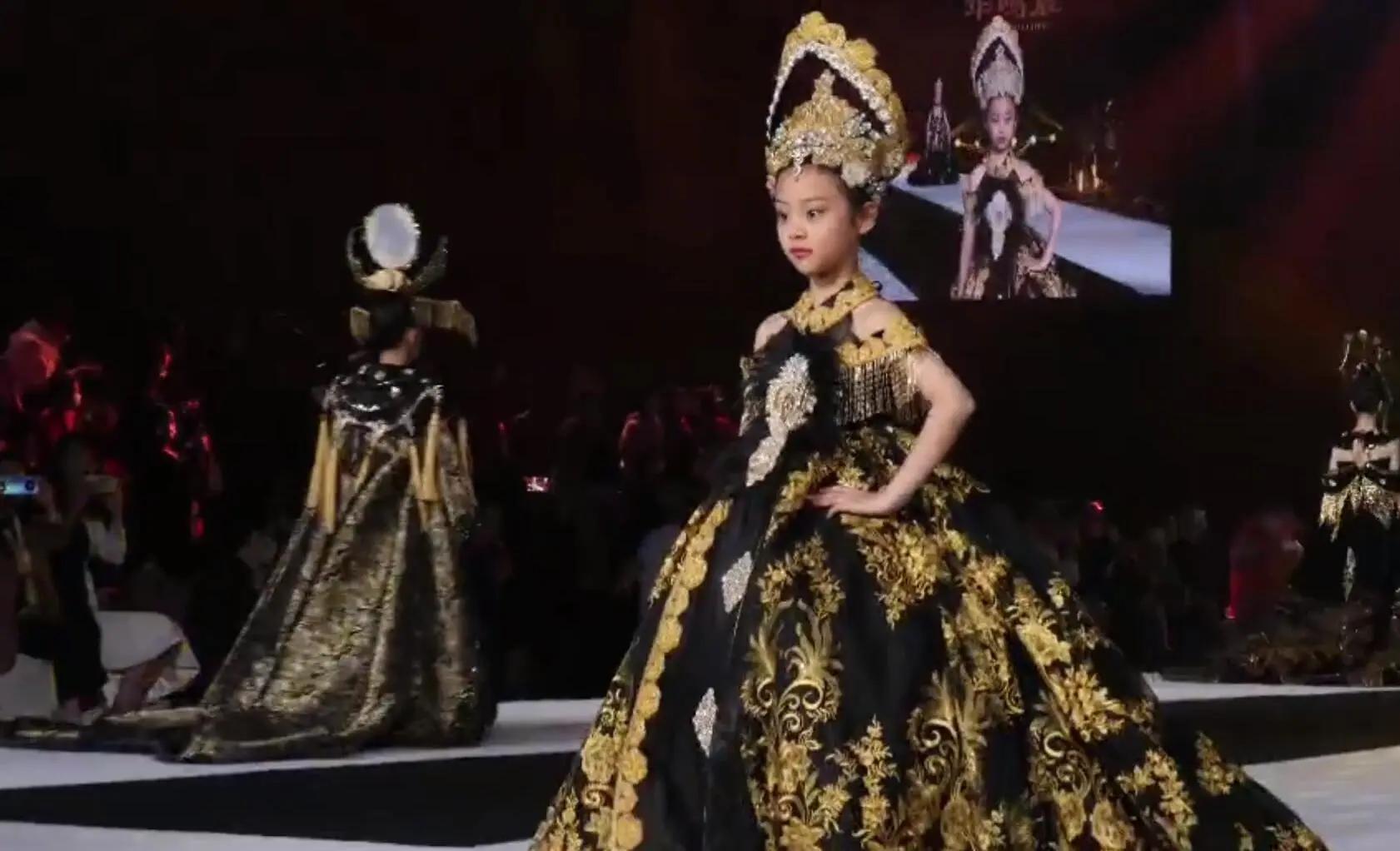 甜馨首次走秀紧张t台上瞥眼看妈妈李小璐张伟欣台下忙拍照