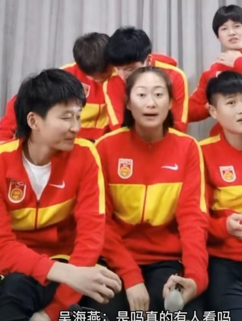 中国女足开直播队长马君当场秀6块腹肌网友这是我能看的吗