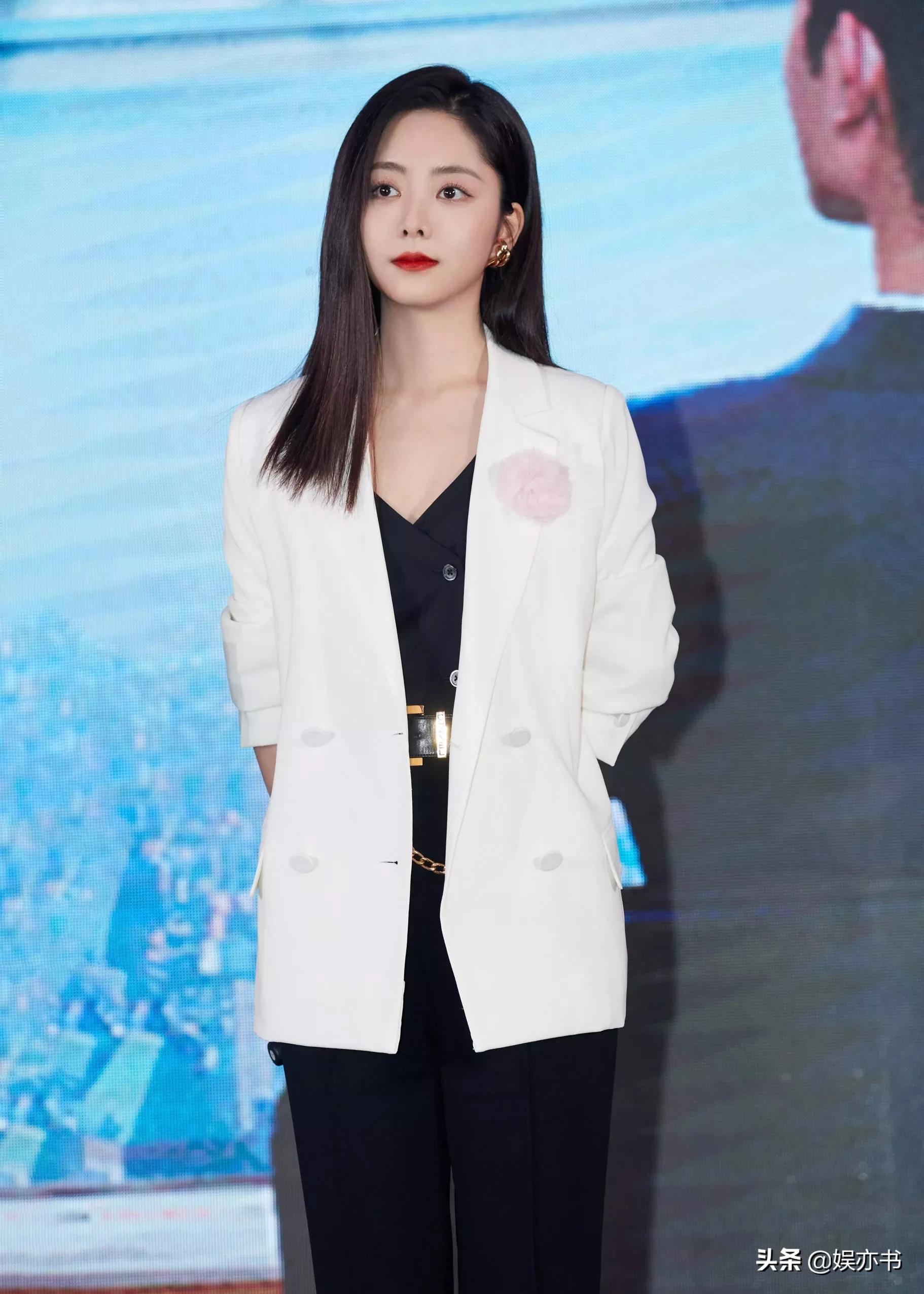 谭松韵黑色裤装搭配白色西装外套冷峻优雅酷飒有型