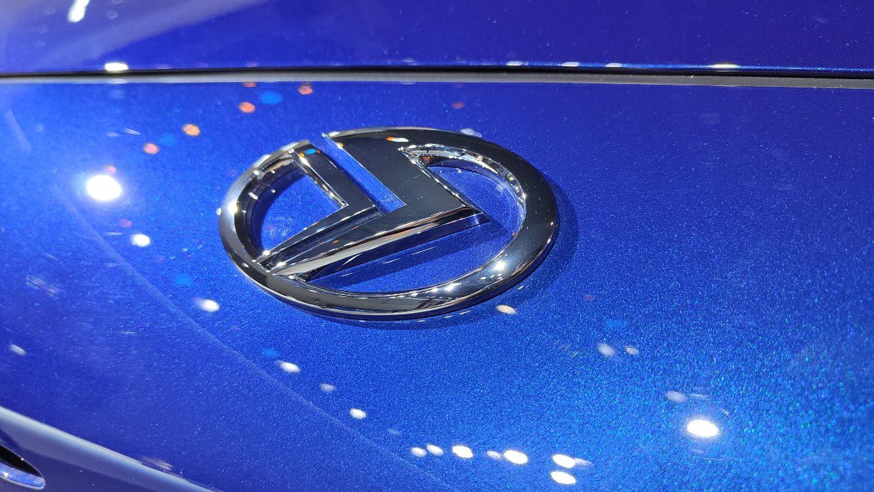 上海车展华为深度配合研发的赛力斯sf5华为版面世