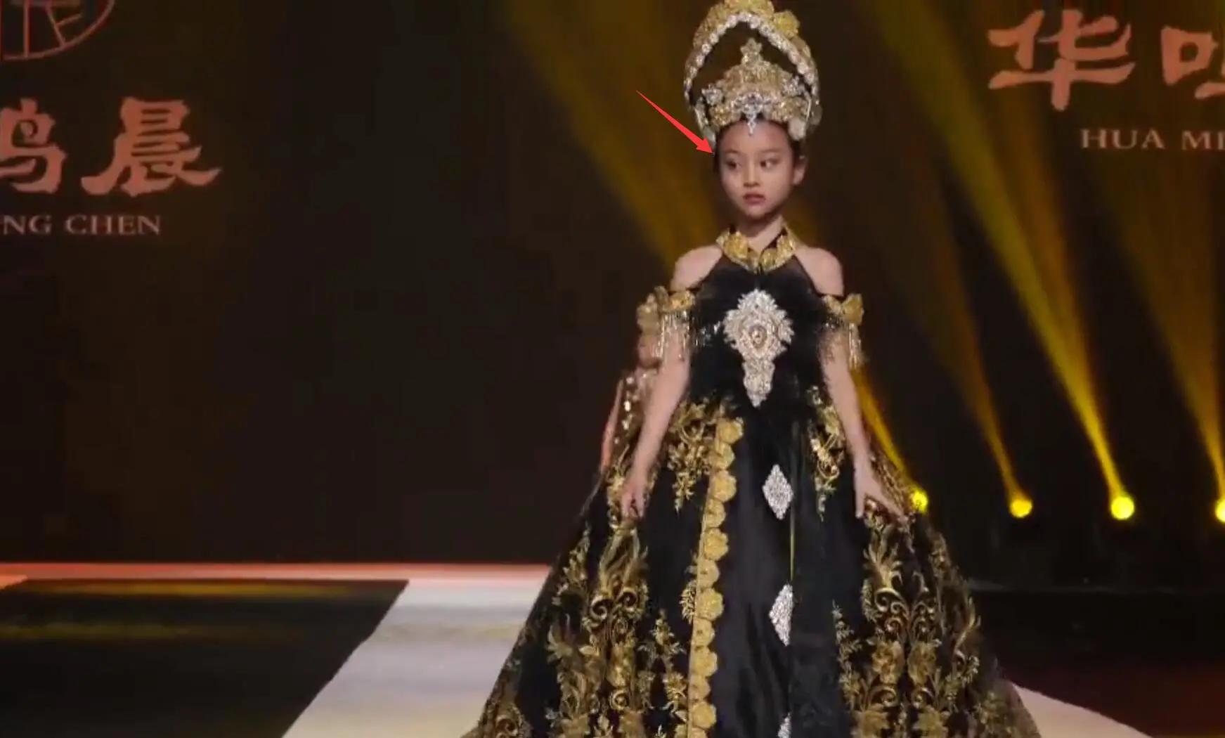 甜馨首次走秀紧张t台上瞥眼看妈妈李小璐张伟欣台下忙拍照