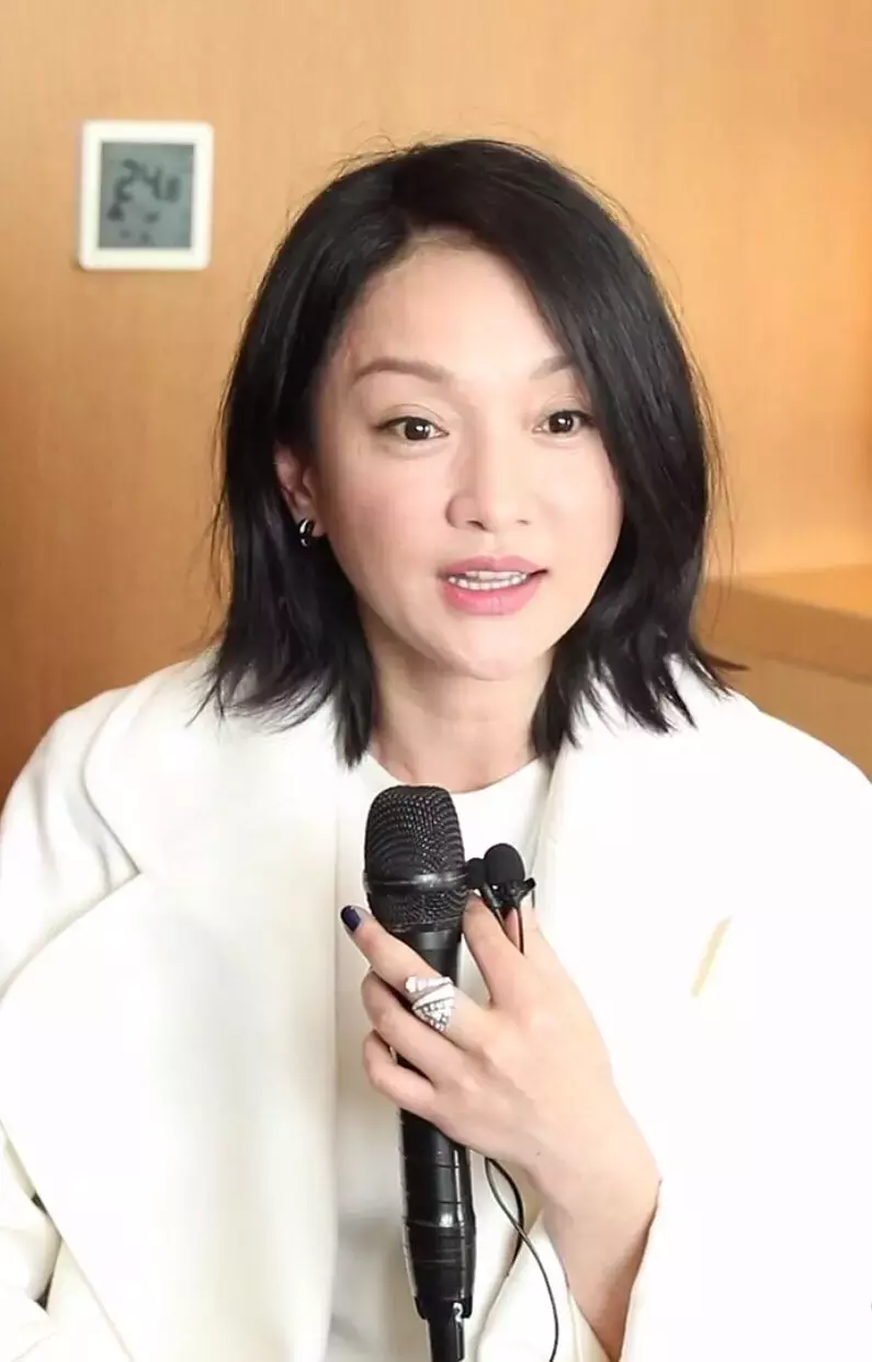 周迅工作的素颜照,脸上凹凸坑洼还发福,看状态真像有56岁|周迅|素颜|