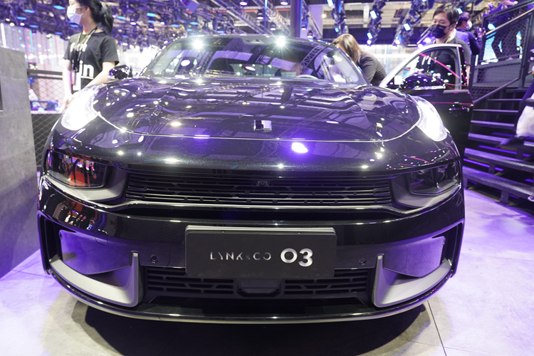 在汽车外观上更具年轻与时尚,此外混合动力的搭载也让领克汽车拥有