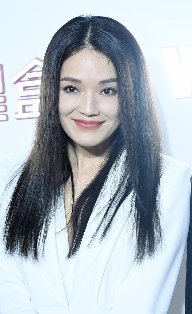 45岁舒淇美得刚刚好穿白色西服出席活动优雅知性不失霸气性感