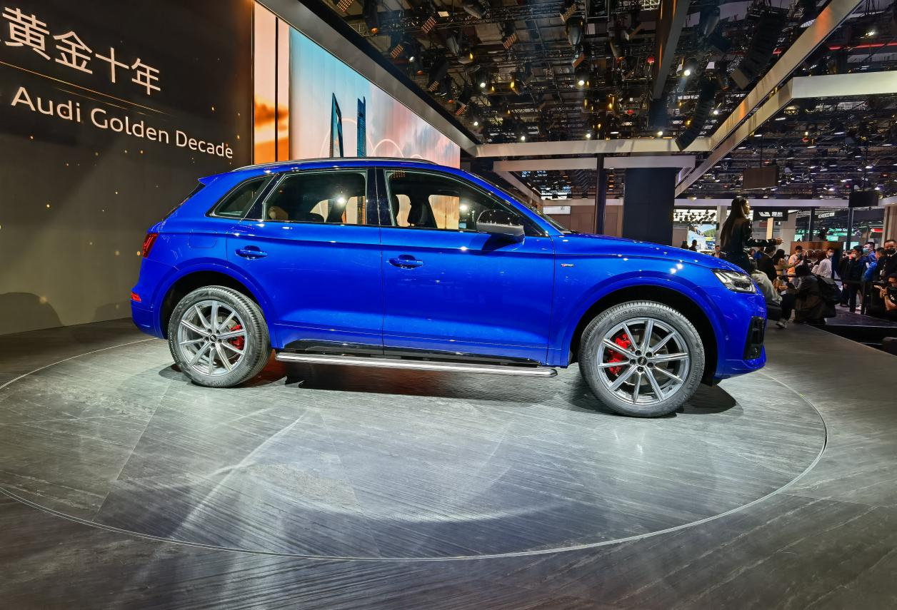 2021上海车展直击奥迪q5l改款车型亮相性能化外观非常吸睛