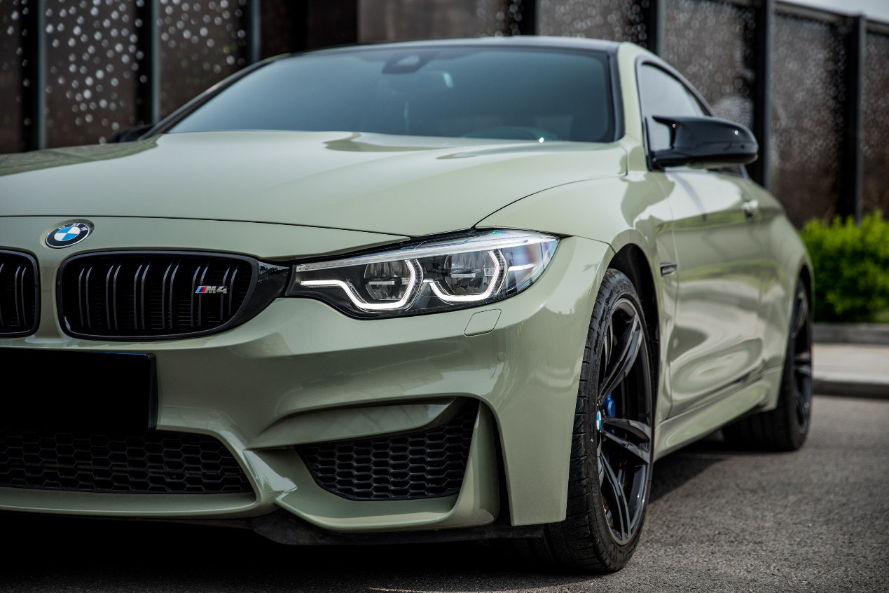 宝马m4改色卡其绿又暴躁的动力又有气质的外观