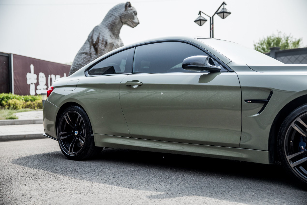 宝马m4改色卡其绿又暴躁的动力又有气质的外观