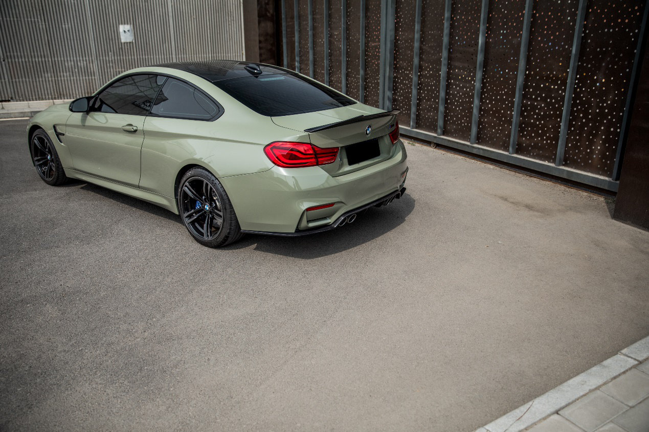 宝马m4改色卡其绿又暴躁的动力又有气质的外观