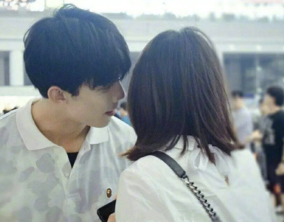 吴磊被亲姐锁脖搂眼神又暖又飒亲姐身材纤瘦娇小气质似谭松韵