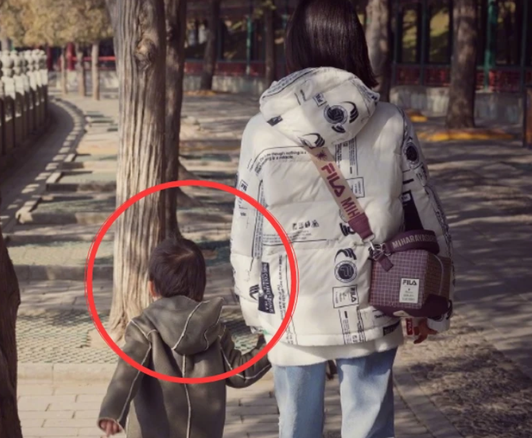 黄多多带弟弟春游,俩姐弟手牵手美如画卷,高颜值组合回头率超高