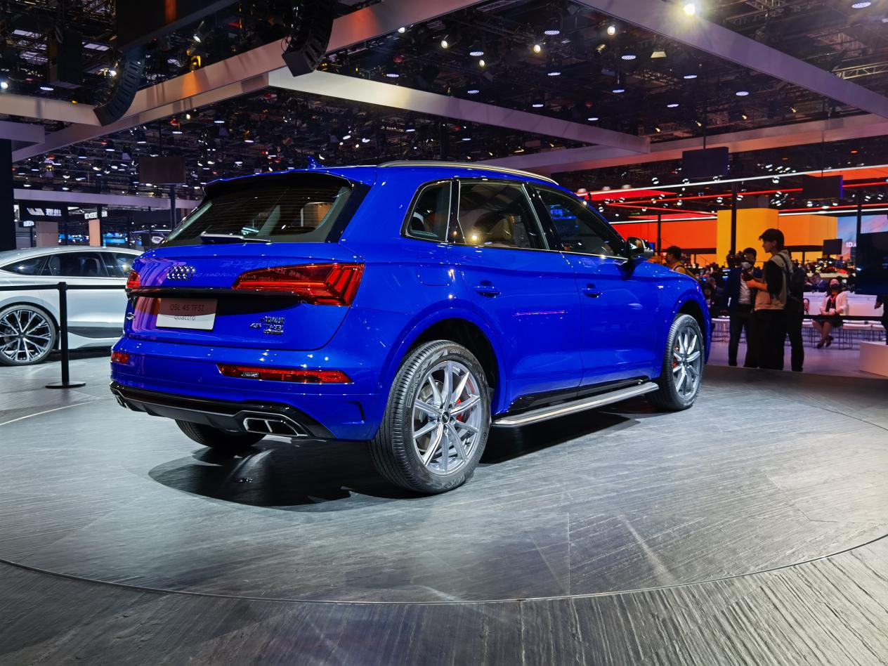 2021上海车展直击奥迪q5l改款车型亮相性能化外观非常吸睛