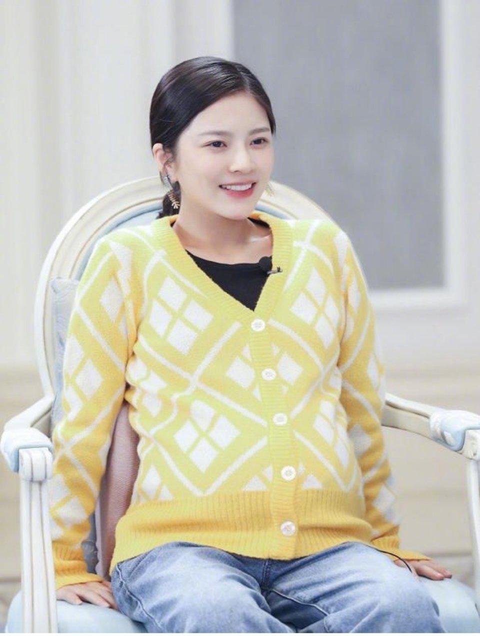 有媒体拍到杜淳提着婴儿篮从月子中心走出来