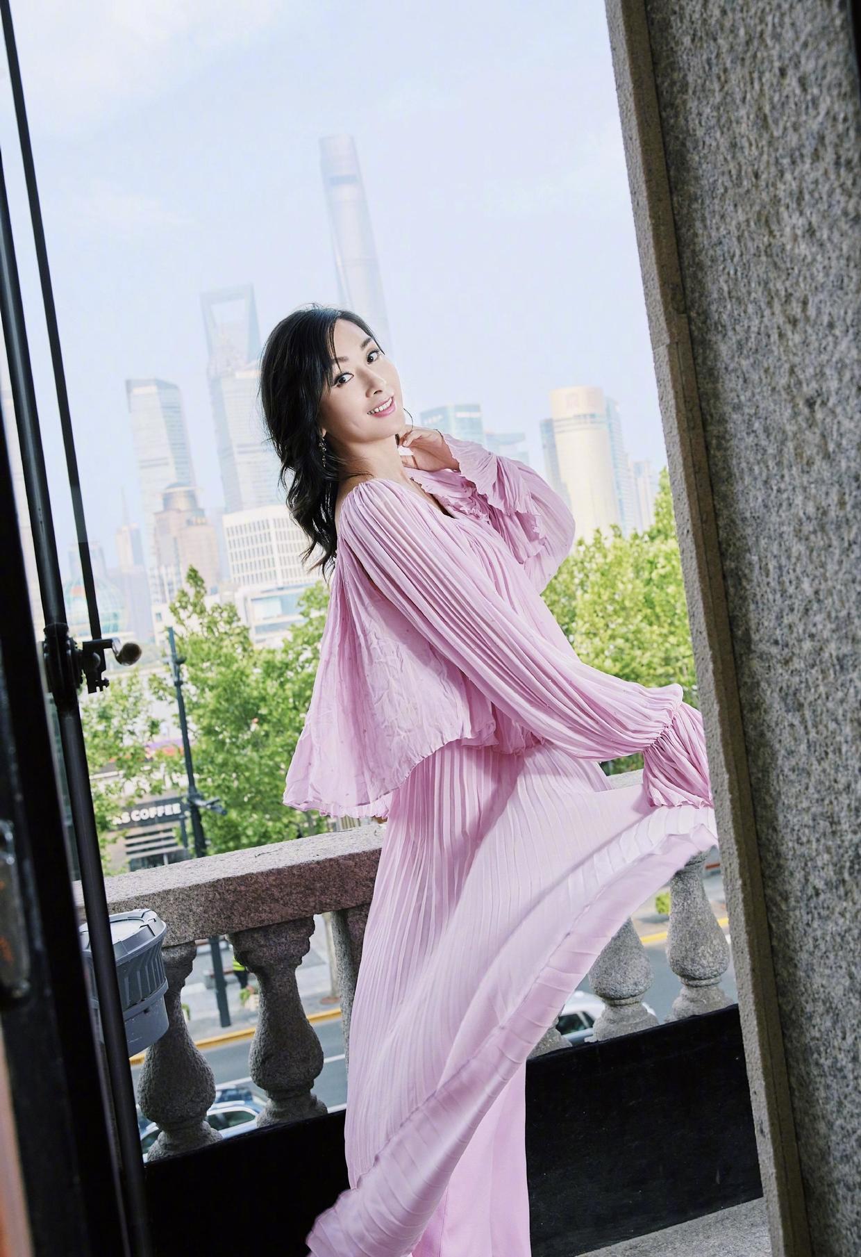 杨恭如穿一袭拼接黑色吊带裙现身锁骨美成焦点很有骨感美