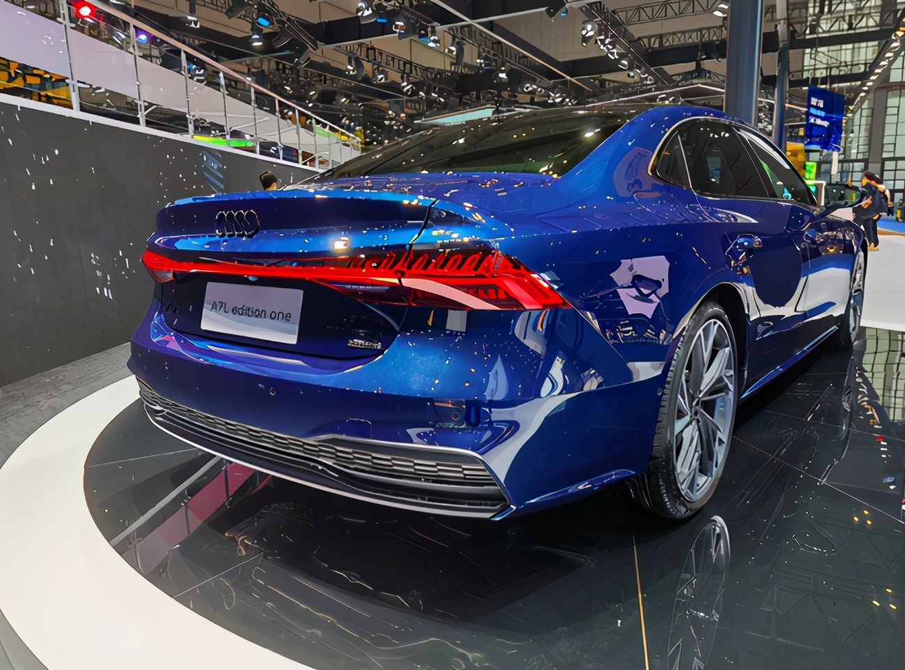 上海车展上汽奥迪a7l亮相轴距加长98mm国产依然香吗