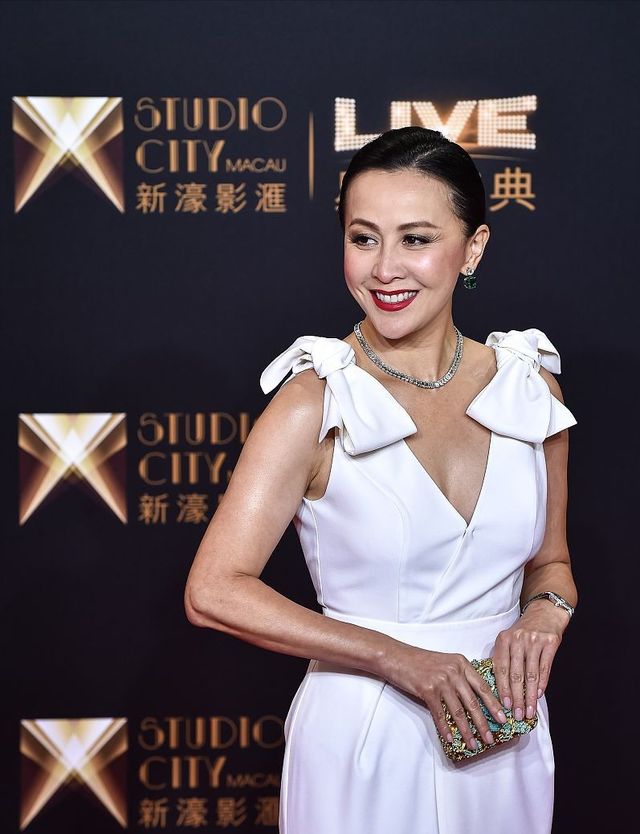 刘嘉玲露真实面容!穿露肩裙虽然很撩人,但55岁的老态还是挡不住