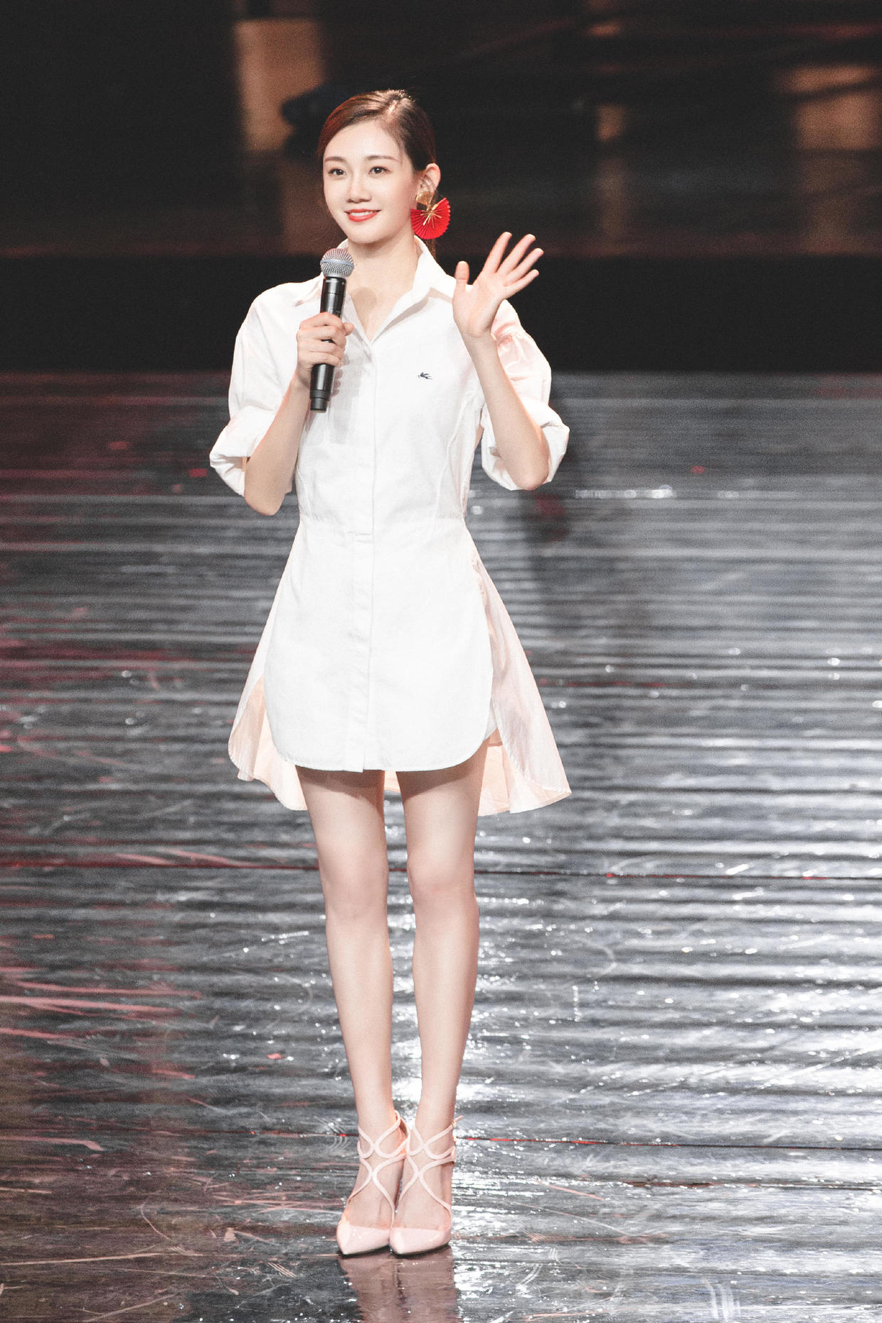 苗苗穿白色衬衫裙惊艳亮相露出笔直修长的双腿看了让人心动